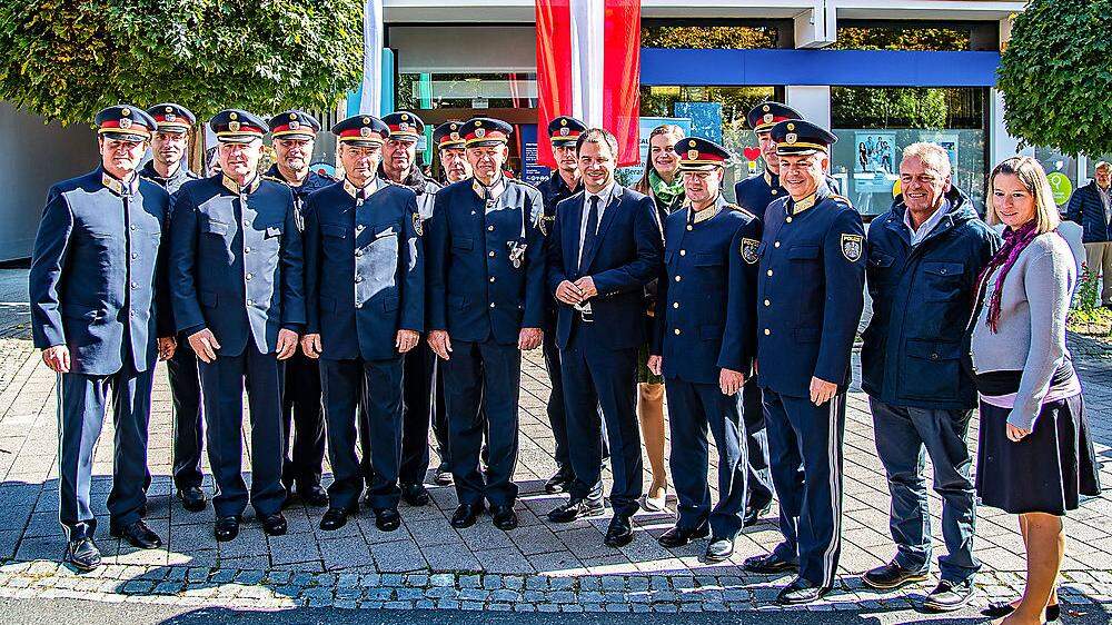 Die Polizisten aus Passail mit Polizei-Landes- und Bezirksvertretern und Landeshauptmann-Stellvertreter Michael Schickhofer