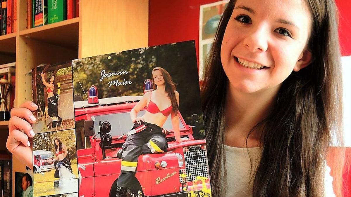 Jasmin Maier aus Mureck präsentiert stolz den deutschen Kalender, in dem sie „Miss January“ ist