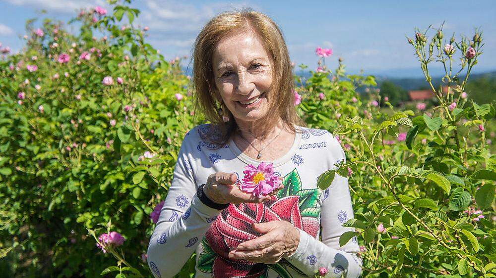 Erika Swobodas Herz schlägt für die Damaszener-Rose-. Jetzt gibt es ein ganz besonderes Buch	 