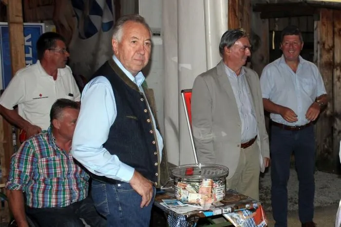 Fritz Willingshofer von den Stoakoglern hörte den Musikerkollegen auf der Bühne genau zu.