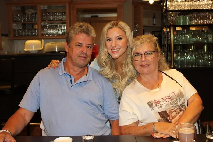 Zahlreiche Fans waren der Einladung gefolgt, unterhielten sich mit der weststeirischen Schlagersängerin, holten sich Autogramme und Erinnerungsfotos. 