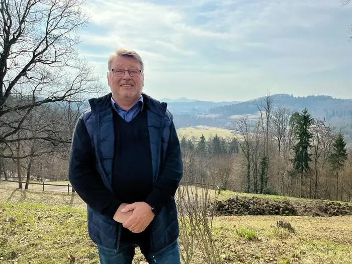 Robert Skalnik im Garten von Schloss Kornberg. Auch in seinem Ruhestand ist er umtriebig wie eh und je