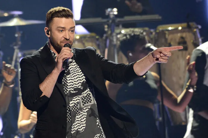 Von einer ganz anderen Seite ist es Justin Timberlake angegangen. Er war als süßer Bub Mitglied beim Mickey Mouse Club, bevor er seine Musikerlaufbahn mit der Boyband NSYNC verfolgte. Und die ging ordentlich durch die Decke. Letztlich war es kein Wunder, dass alle auf eine Solokarriere des tanzfreudigen Sängers hofften, die er 2002 mit seinem bis heute vielleicht stimmigsten Album "Justified" startete. Mittlerweile sieht er sich aber eher als "Man of the Woods", wie sein jüngstes musikalisches Statement betitelt ist. Ob er allerdings mit Holzfällerhemd in der Wiener Stadthalle (18. August) aufschlagen wird, muss man erst abwarten.