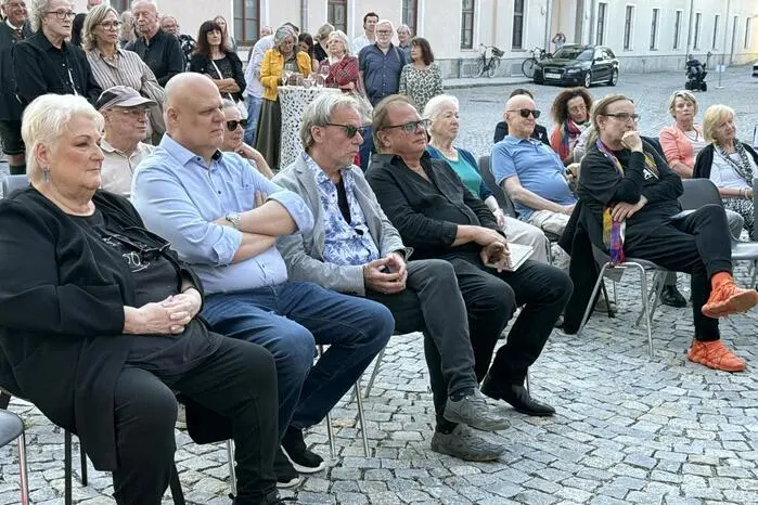 „Wir haben vor einem Jahr mit Fürstenfeld in der Musikszene der Oststeiermark begonnen. Für 2027 steht eine Kombination mit Deutschlands größtem Rock- und Popmuseum in Gronau an, der Kontakt läuft über Udo Lindenberg. Zukünftig werden auch starke Frauenstimmen vor den Vorhang geholt, den Auftakt bildet Stefanie Werger“, verriet Ohnewein beim einjährigen Jubiläum.