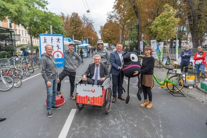 Das Ziel des Mobilitätsfestes: Neues ausprobieren. Verkehrslandesrat Anton Lang nahm in einem Lastenrad Platz, beobachtet vom Grazer SPÖ-Chef Michael Ehmann