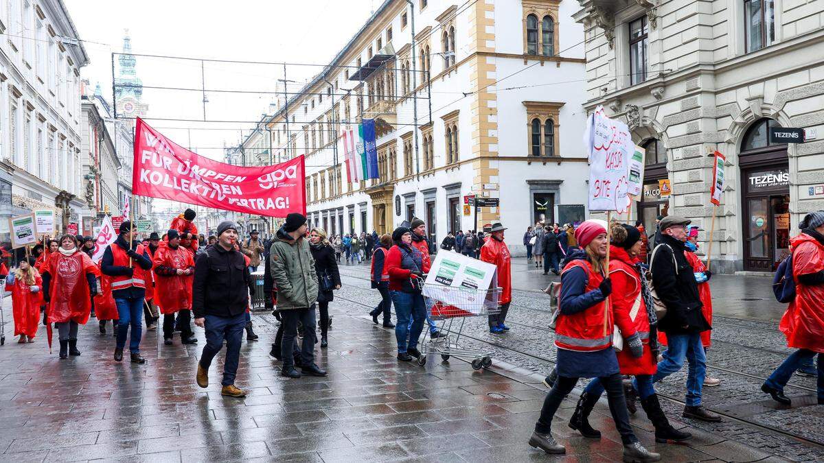 Auch in Graz fand am zweiten Weihnachtseinkaufssamstag ein Protestmarsch statt. Die Straßenbahnen standen still