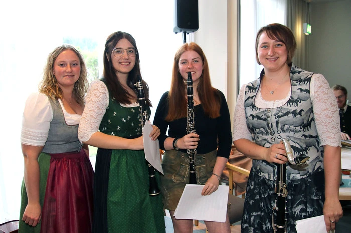 Mit flotten Weisen wurde der Abend eröffnet und unter der Leitung von Musikschuldirektor Gernot Kollmützer und Lehrer Helmut Fellinger ernteten die jungen Musikanten donnernden Applaus.