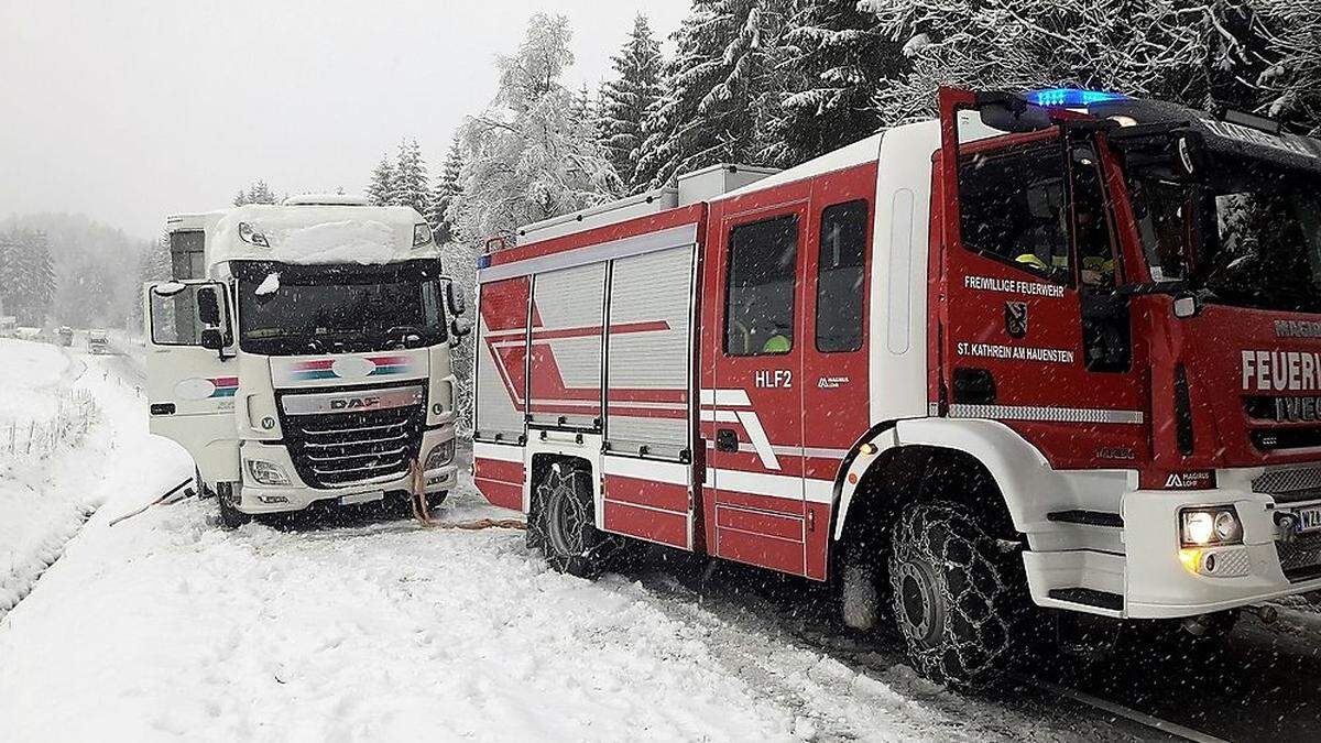 Regelmäßig bleiben Lkw am Alpl bei Schneelage hängen