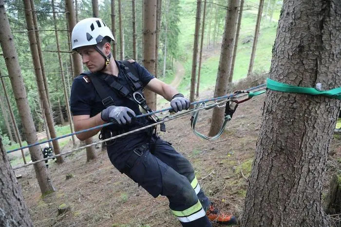 Ziel war es, die Fähigkeiten der Feuerwehrleute in der Bergung von Personen aus steilem Gelände, der Knotentechnik sowie dem richtigen Sichern und Arbeiten im unwegsamen Gelände wie bei Waldbränden zu schulen.