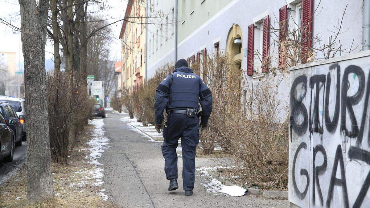 Die Polizeieinheiten erstürmten Wohnungen im Bezirk Lend