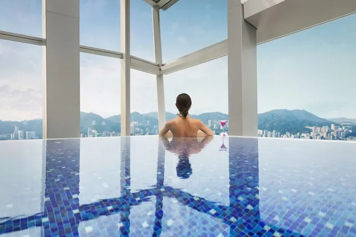 Schanghai: Das 1990 eröffnete Ritz Carlton erstreckt sich über die 45 obersten Etagen des 260 Meter hohen Shanghai International Finance Centres. Insgesamt verfügt das Gebäude über 58 Etagen.