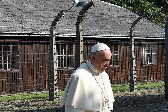 Anders als sein polnischer Vorvorgänger Johannes Paul II., der hier 1979 eine Messe zelebrierte, anders Benedikt XVI., der als deutscher Papst 2006 eine Ansprache hielt, schwieg Franziskus. Den Wortgefechten der Politik, der öffentlichen Hysterie, dem Geplapper, Getickere und Getwittere will er etwas entgegensetzen: Stille. Jüdische Verbände lobten den Ansatz im Vorfeld.