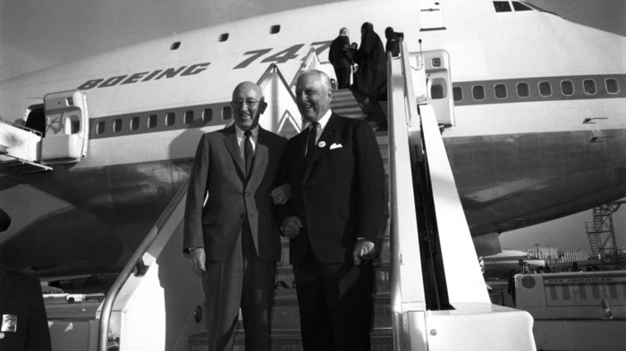 Boeing-Chef Bill Allen und Juan Trippe (Fluglinie PanAm) feiern die Vorstellung des Jumbojets im Jahr 1968. Die langjährigen Freunde hatten während eines Fischer-Ausflugs den ersten 747-Deal beschlossen.