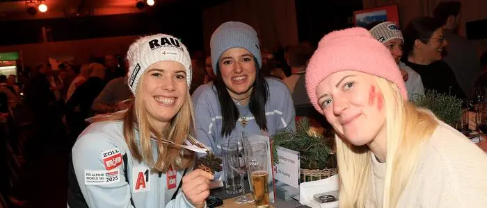 Katharina Liensberger mit Katharina Huber und Katharina Truppe (re.)