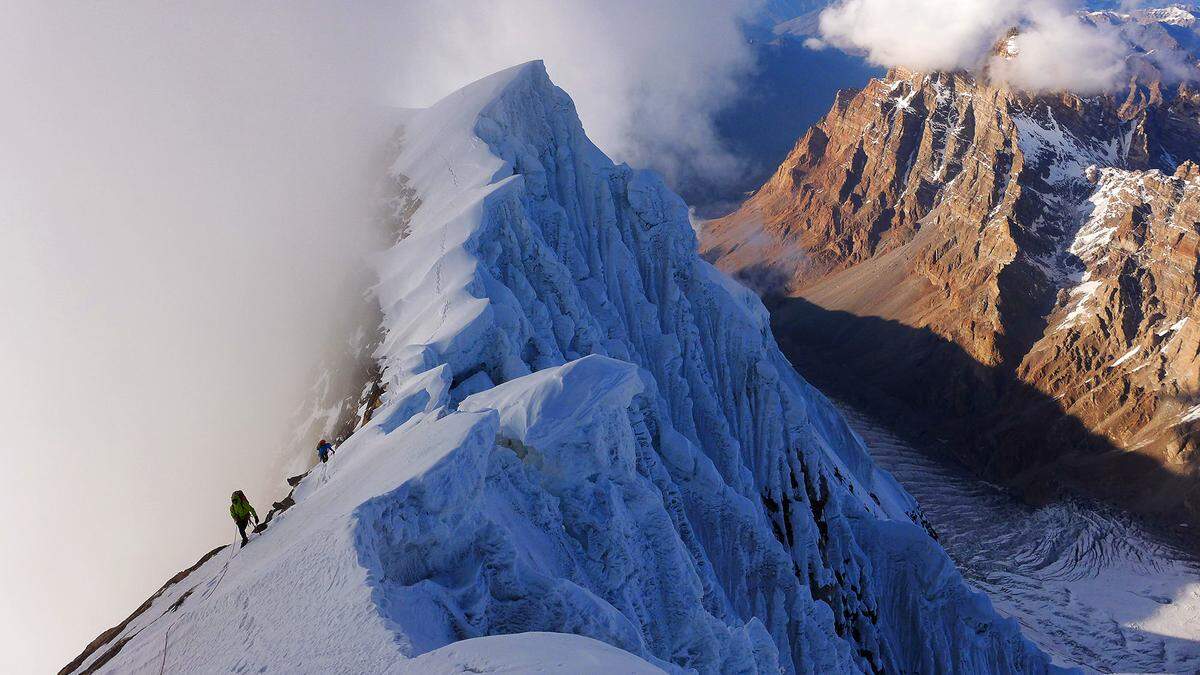 Marko Prezelj schaffte am Hagshu im Himalaya gemeinsam mit Luka Lindič und Aleš Česen die Erstdurchsteigung der 1350 Meter hohen Nordwand.  Der Berg Hagshu ist 6657 Meter hoch. 