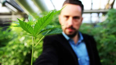 Andreas Troger in seinem "Hanfgarten"