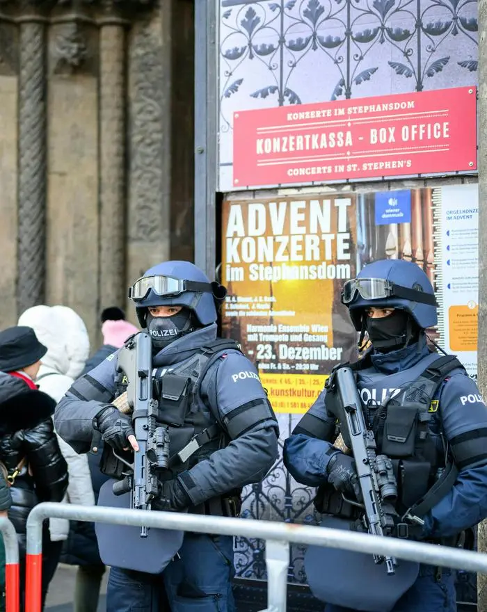 ABD0034_20231224 - WIEN - ÖSTERREICH: ZU APA0165 VOM 23.12.2023 - Nach Hinweisen auf einen möglichen Anschlagsplan einer islamistischen Gruppe in Wien wurden am Sonntag, 24. Dezember 2023, die Sicherheitsmaßnahmen u.a. rund um den Stephansdom verstärkt. - FOTO: APA/MAX SLOVENCIK