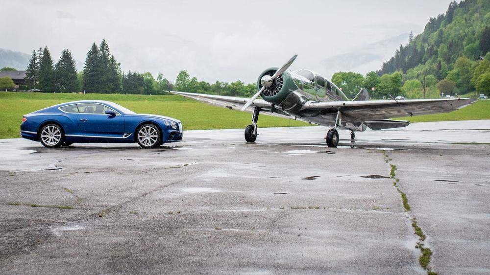 Der neue Bentley und ein altes Flugzeug aus Großbritannien 