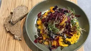 Burrata in saurer Kürbis-Vielfalt mit Radicchio