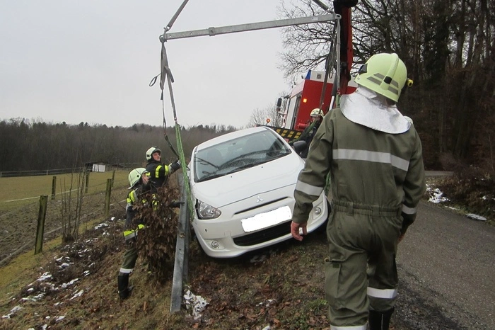Bergung des Unfallfahrzeuges in Hatzendorf
