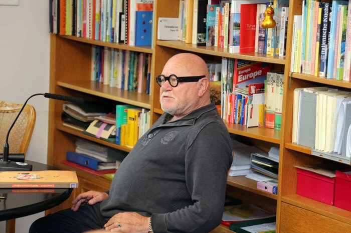 Der in Graz geborene Autor, Designer, Maler, und Grafiker las aus seinem Buch "Rudi - Lichtung und Narrheit".