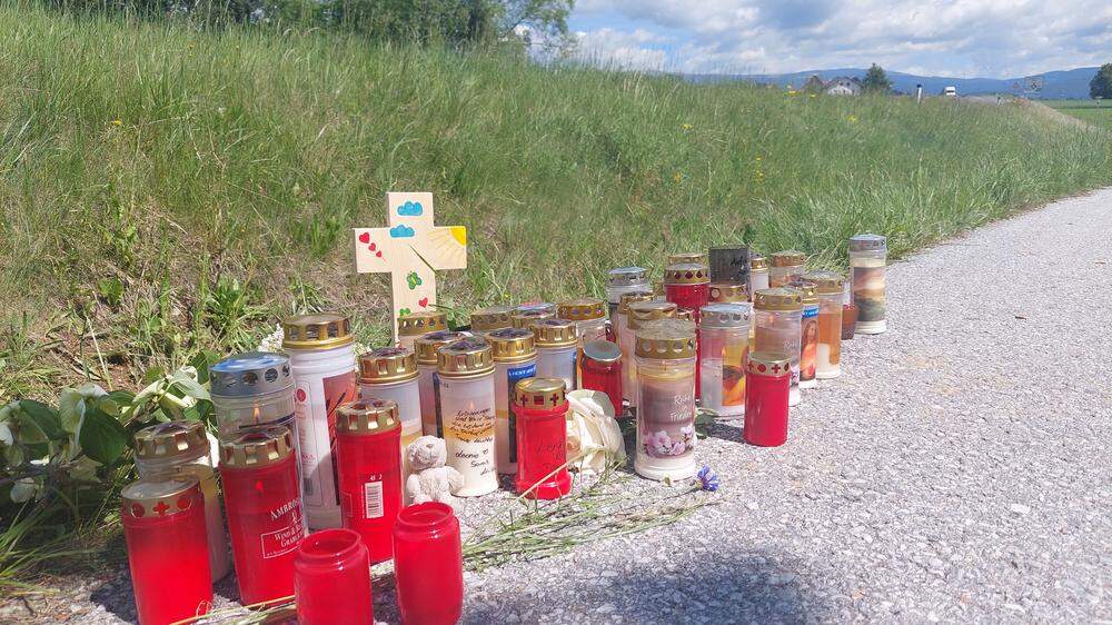 Freunde und Bekannte haben zahlreiche Kerzen an der Unfallstelle hinterlassen