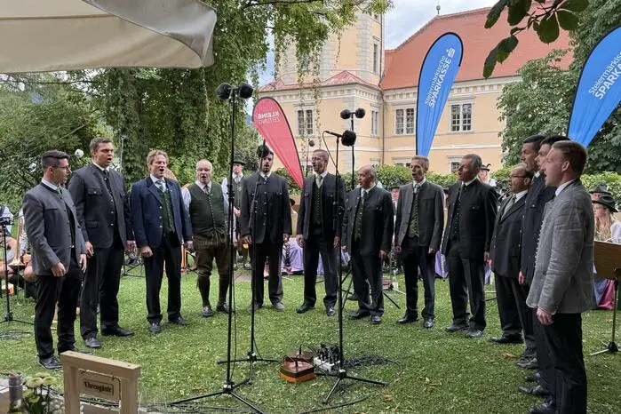 Chöre sangen bei perfektem Sommerfrischler-Wetter.