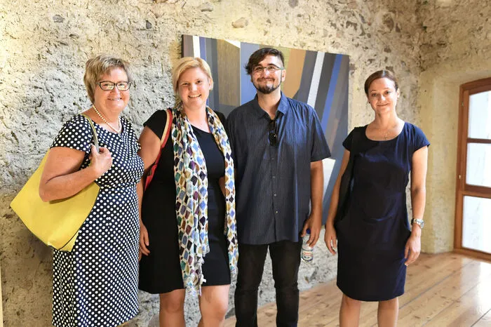 Am Samstag wurde auch die Ausstellung von Aurelia Gratzer und Christoph Schirmer, hier mit Julia und Erika Schuster (links) in der Stadtgalerie Gmünd eröffnet.    