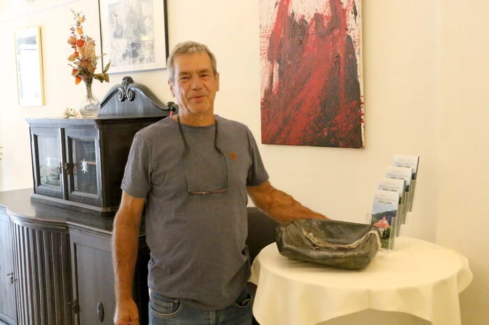 Neben dem gebürtigen und jetzt in Wien lebenden Klagenfurter stellt weiters der St. Veiter Hans-Jörg Mayer über 30 aus Ackersteinen geschaffene Steinschalen zur Schau.