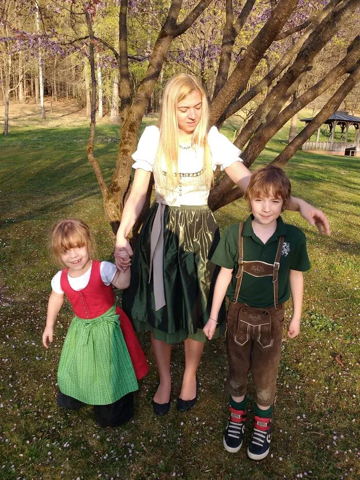 Ein Foto aus besseren Tagen: Leonie mit ihrer Mama und ihrem Bruder Philipp 