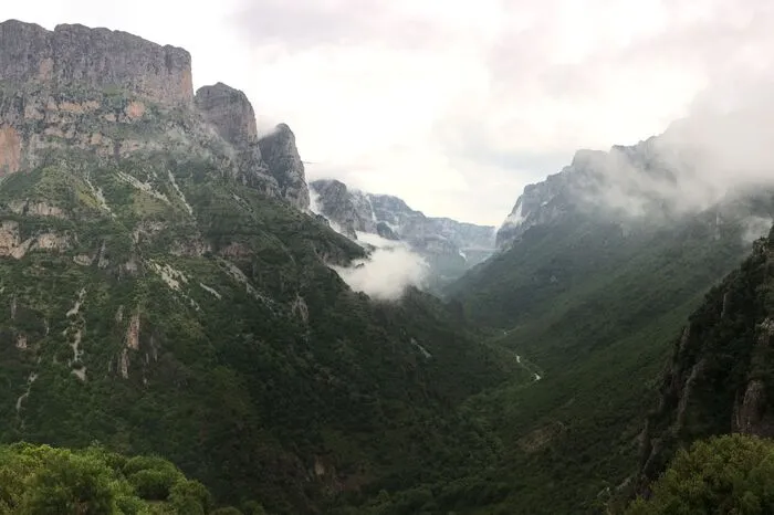 Abenteuerlustige empfiehlt sich eine Wanderung durch die Vikos-Schlucht. Der zehn Kilometer lange und 1250 Meter tiefe Canyon lässt sich in sechs Stunden durchwandern.