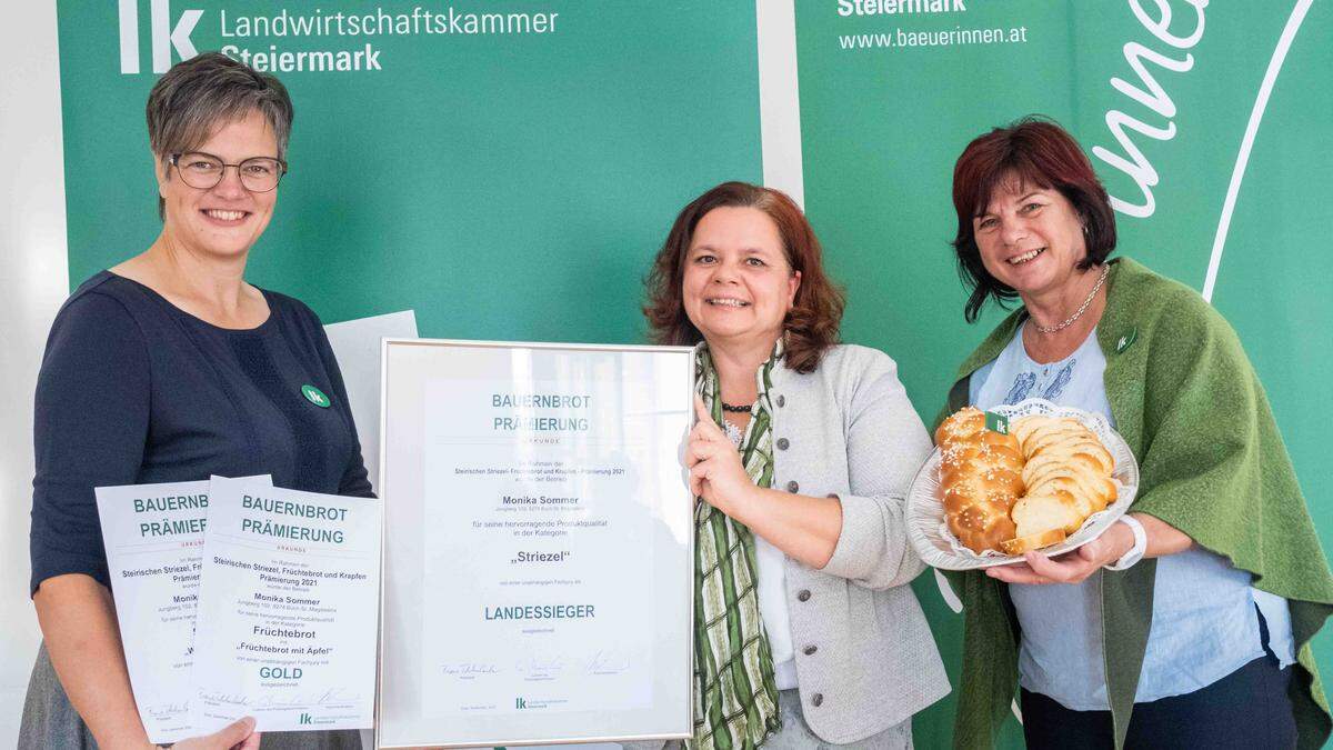 Landessiegerin Monika Sommer  mit ihren Gratulantinnen