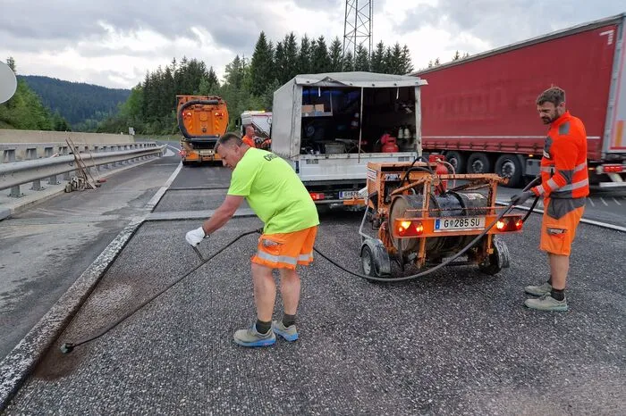 Während noch vor Einbruch der Dunkelheit mit den ersten Ausbesserungsarbeiten an der Fahrbahn begonnen wurden,...
