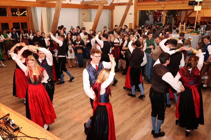 Es gab zwei Auftänze, zuerst von der Landjugend Treffen unter dem Obmann Maximilian Zanker und Leiterin Isabell Fischer  und danach der Landjugend Brückl mit Alexander Krall und Alexandra Jordan,  sowie eine lustige Mitternachtseinlage von der Landjugend Zweinitz mit Gerald Frießnegger und Julia Holzer, die musikalisch und stimmungsvoll von der Gruppe „COMBO“ mit Heimo Platzer, Manuel Wiegele, Christian Muschet und Tobias Lippauer umrahmt wurde. 