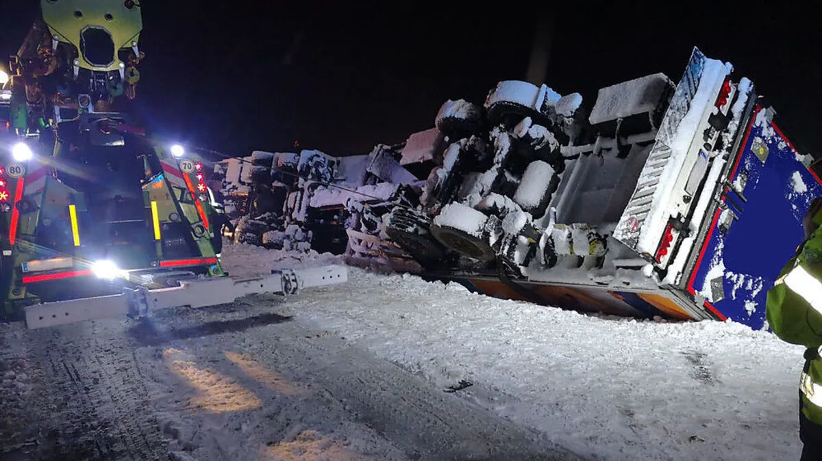 Die Feuerwehr barg den Lkw samt Anhänger 