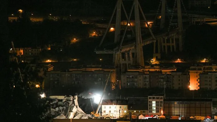 Im norditalienischen Genua haben Rettungskräfte die zweite Nacht in Folge mit Hochdruck nach Überlebenden des katastrophalen Brückeneinsturzes gesucht.