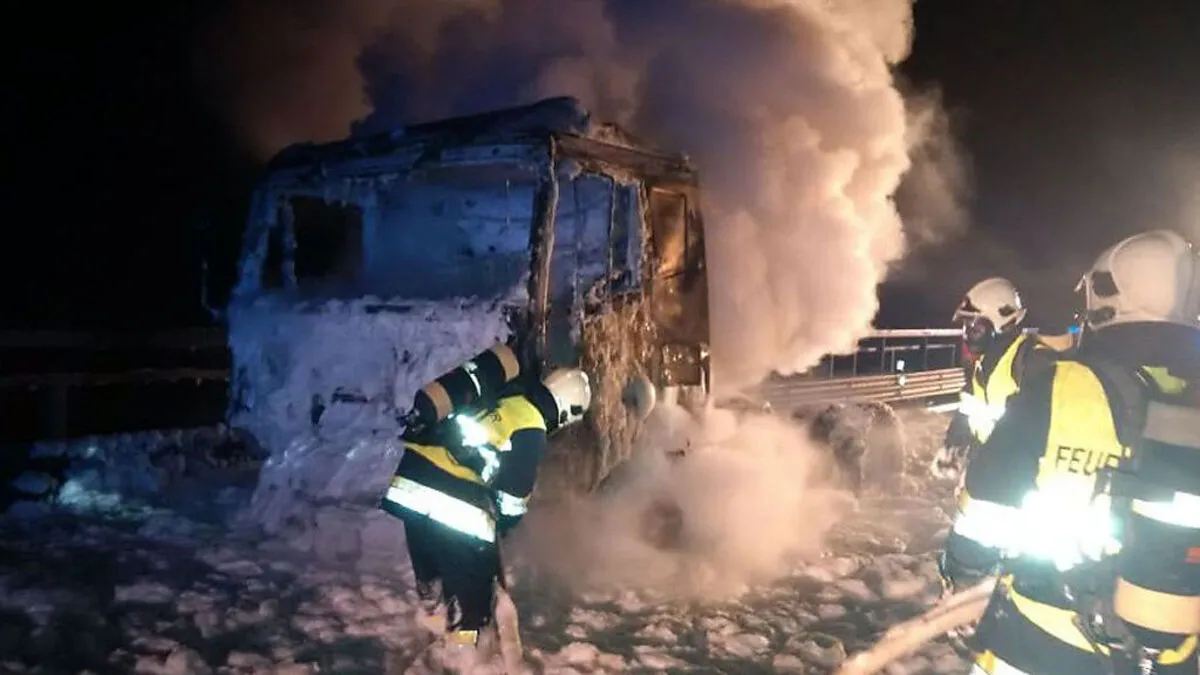 Das Sattelkraftfahrzeug brannte zur Gänze aus