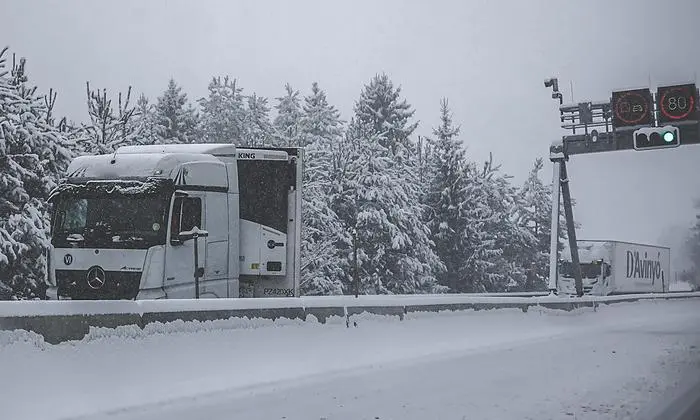 Ein hängengebliebener Lkw auf der Südautobahn