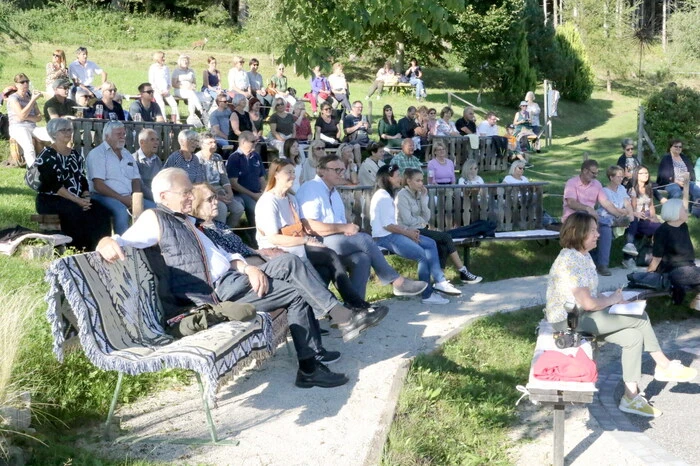 Aus allen Kärntner Landesteilen hatten sich die Besucher in die Hokaheye-Arena hoch über Sörg aufgemacht, um den fetzigen Soul-, Blues- und Jazzklängen des „lenaKINDLERpaul-Trios“ (Lena und Paul Kindler, Kri Mandl), welches aus der Steiermark „eingeflogen“ wurde, zu lauschen. 