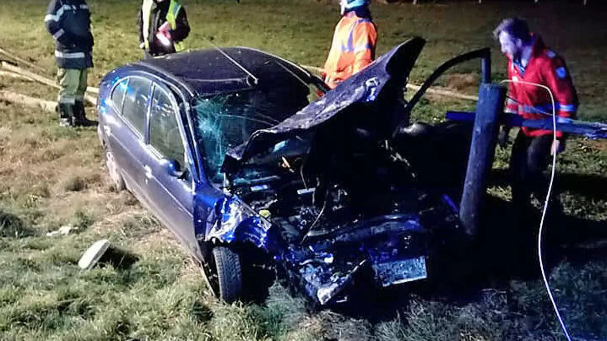 Nach der Kollision landete ein Pkw in der angrenzenden Wiese