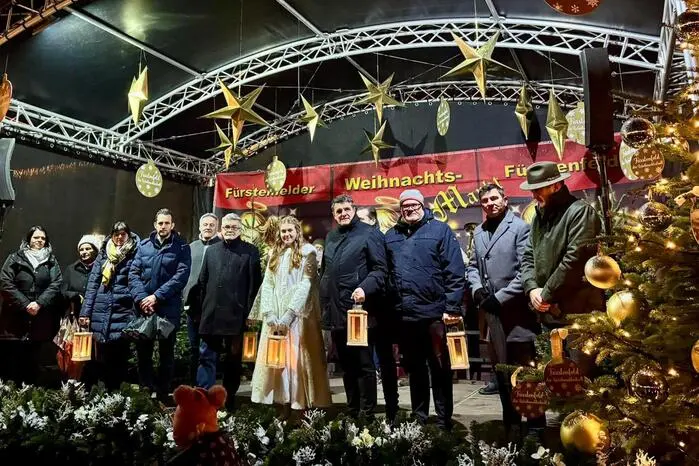 Die feierliche Eröffnung nahm der Weihnachtsengel Anna gemeinsam mit Bürgermeister Franz Jost, Nationalratsabgeordneten Christian Schandor, Landtagsabgeordneten Lukas Schnitzer, Vizebürgermeister Roland Gogg, Finanzstadtrat Dieter Siegl und dem Stadtmarketing-Team Barbara Wagner und Markus Jahn vor.