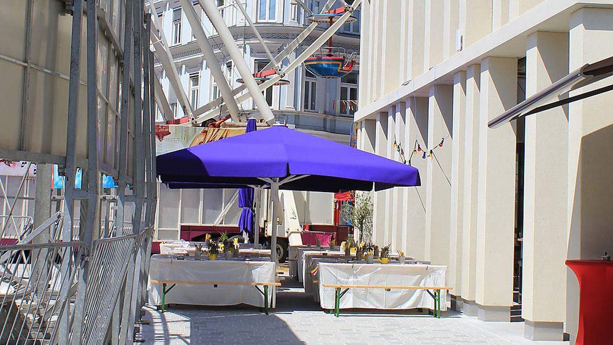 Hinter dem Riesenrad, neben dem Fahrgeschäft ist der Stern-Gastgarten 