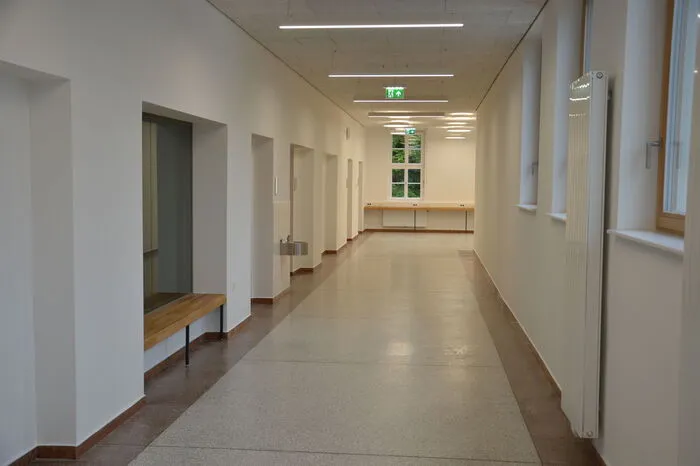 Weiß statt gelb: So sehen die frisch renovierten Gänge im Schulhaus aus.