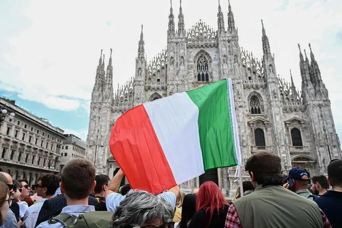 Für Mittwoch wurden ein Trauertag in Italien ausgerufen und alle Fahnen auf halbmast gesetzt. Auch die italienische und die europäische Fahne vor dem EU-Parlament in Straßburg wurden als Zeichen der Trauer für Berlusconis Tod auf halbmast gehisst.