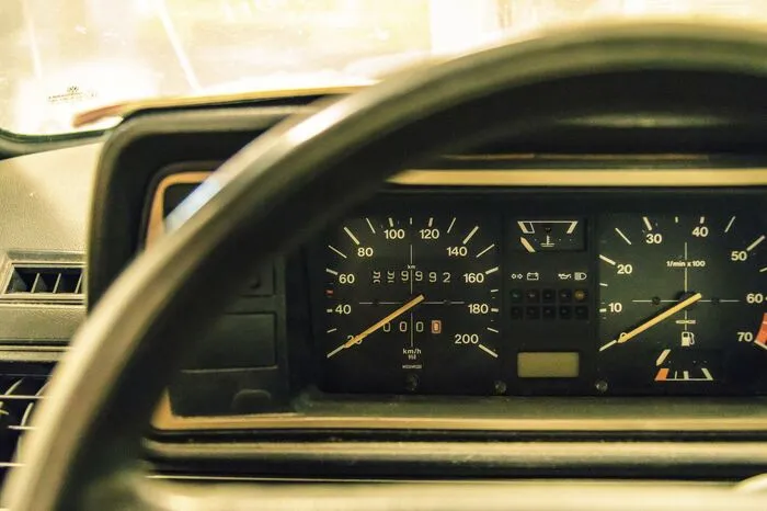 Das Exemplar mit der belegbaren Kilometer-Million entspricht in Optik, Haptik und Olfaktorik exakt dem, was man sich unter einem Auto mit dieser Fahrleistung vorstellt.