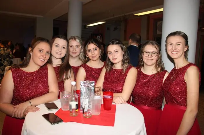 Die Geschwister Stefan und Laura Fuchsbichler sorgten für eine atemberaubende Polonaise mit schwindelerregenden Hebefiguren. Getreu dem Ballmotto „Fire &amp; Ice“ wurde es den Besuchern heiß und kalt gleichzeitig. Damit auch alle ohne Karte die Polonaise miterleben konnten, wurde sie via Social Media live übertragen.