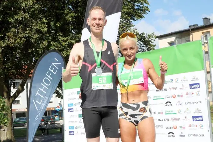 Um es gleich vorweg zu nehmen: Die Tagessiege über zehn Kilometer konnten Mario Janach (35) aus Weißenstein (32:46,2 Minuten) sowie  Barbara Bischof (42) aus Klagenfurt  (37:40,5 Minuten) für sich verbuchen (Foto).
