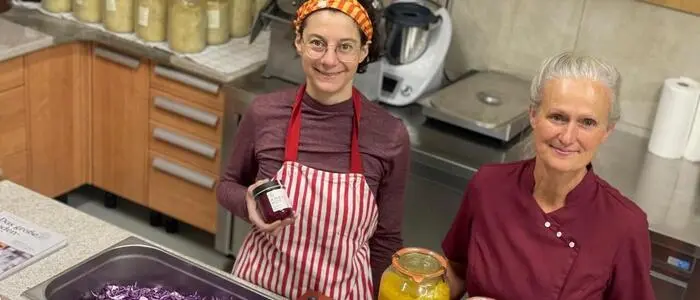 Maria Suppanz-Leiner (r.) mit Michaela Schneebacher vom Amsl-Hof in Labuch