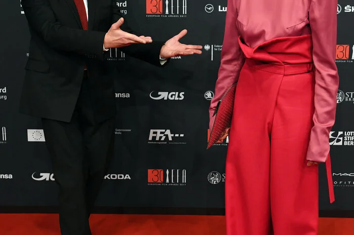 Der Däne setzte sich damit gegen Josef Hader durch, der für seine Titelrolle als Stefan Zweig in "Vor der Morgenröte" nominiert gewesen war. Der Episodenfilm von Maria Schrader erhielt stattdessen den Publikumspreis, was Schrader "wirklich nicht erwartet" hat.