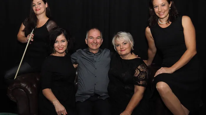 Die Damenwahl fiel diesmal auf einen Herrn, nämlich Franz Inzko (auf dem Bild im Kreis der Macherinnen des Programmes Damenwahl zu sehen). Er begleitete die Frauen Freitagabend im ausverkauften Klagenfurter Volxhaus am Keyboard. Wegen der großen Nachfrage gibt es am 8. November wieder einen Damenwahl-Abend, ebenfalls mit dem Titel "Einen Stock tiefer". 